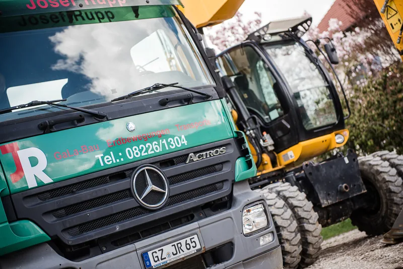 LKW und Bagger des Fuhrparks von Josef Rupp GaLa-Bau