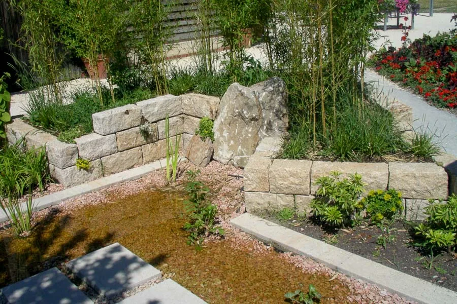 Neu angelegter Garten mit Natursteinmauer, Wasserlauf und Bepflanzung von Gartenbau Josef Rupp