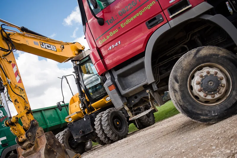 Bagger und Kipper des eigenen Fuhrparks auf einer Baustelle