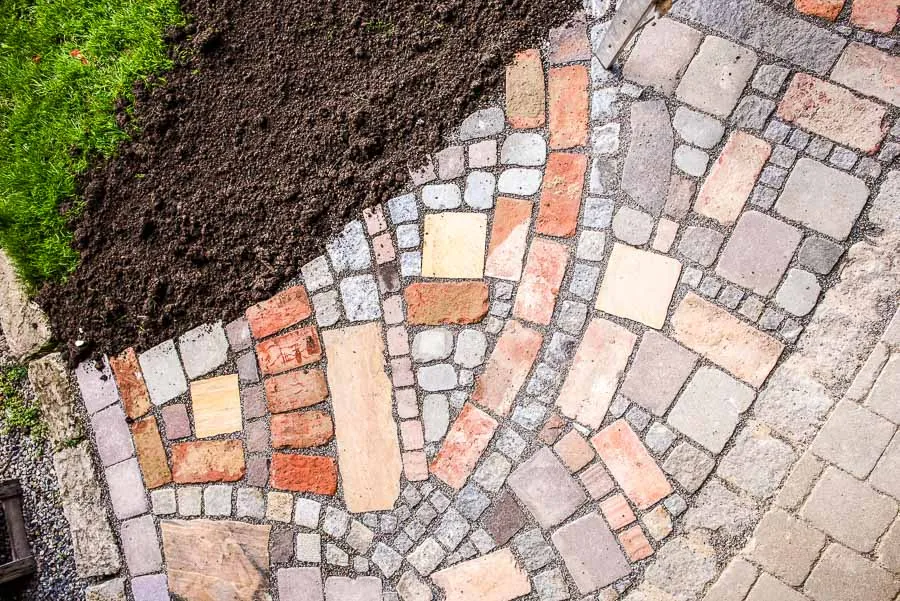 Kunstvoll verlegtes Natursteinpflaster mit Bogenmuster