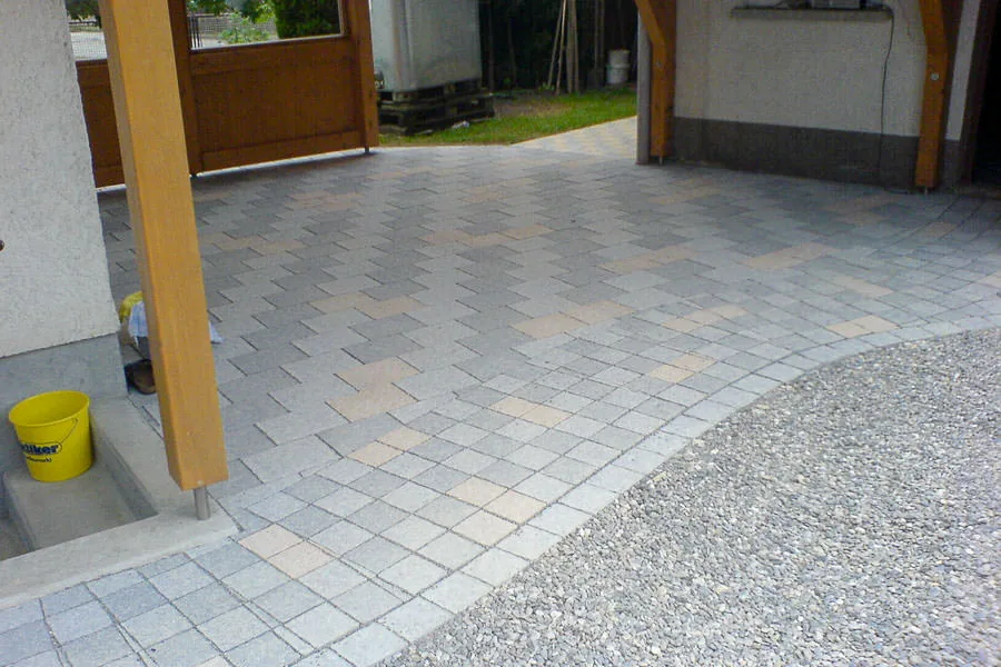 Gepflasterte Zufahrt mit hellem Betonstein am Hauseingang